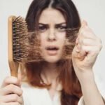 महिलाओं में बाल झड़ने के कारण और उपाय