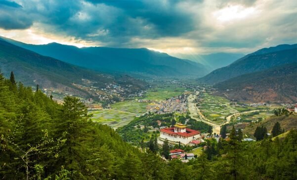 Paro Valley is a picture-perfect paradise that draws tourists with its mysterious charm. This beautiful valley is home to the famous Tiger's Nest Monastery, which sits on a cliffside.